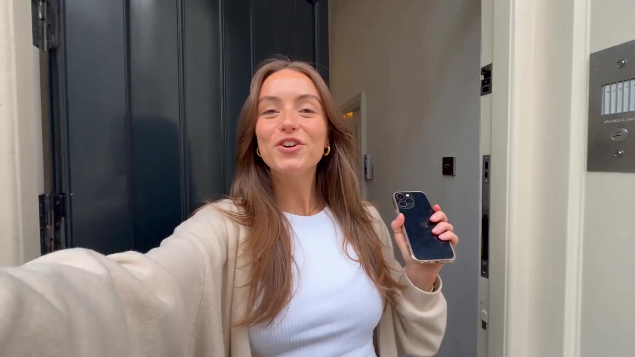 European Lifestyle Influencer Café Vlog